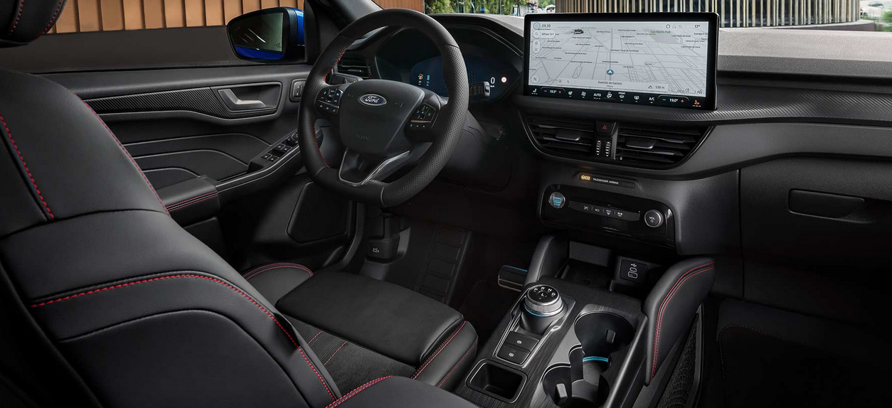Ford Kuga 2025 — tabloul de bord cu ecranul de 13,2 inch