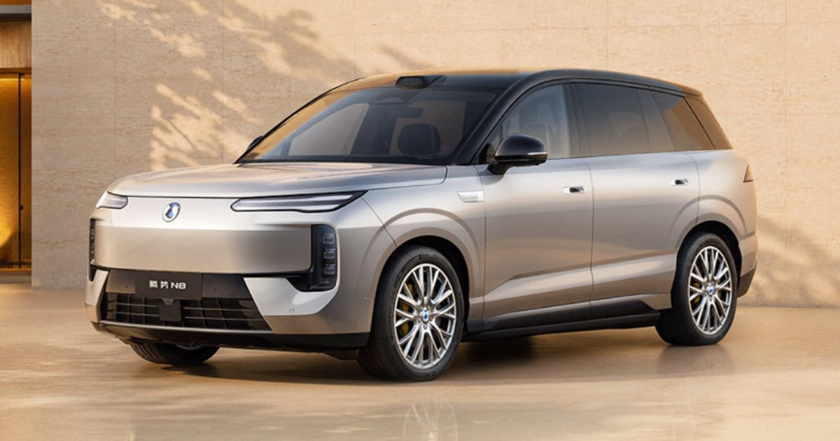 Denza N8, SUV-ul electric de lux al BYD: peste 1.000 km autonomie CLTC, baterie LFP de 130 kWh și încărcare 10–70% în cinci minute
