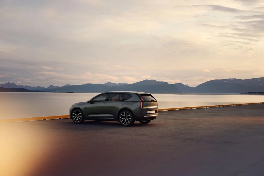 Volvo EX60 2026 — profil lateral pe fundal de fiord